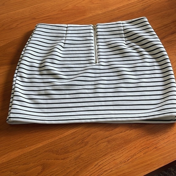 Vero Moda sz 40 black/white zippered stretch mini skirt. - Picture 3 of 5